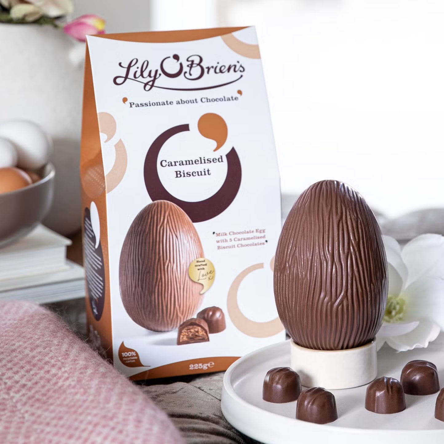 Handcrafted milk chocolate egg with 5 caramelised biscuit chocolates