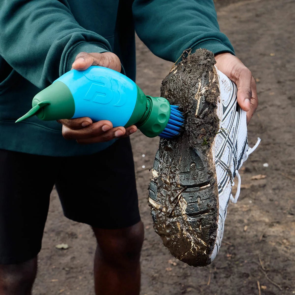 Portable shoe cleaning device for outdoor use