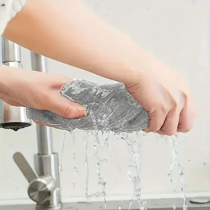 Absorbent microfiber cloth for household use