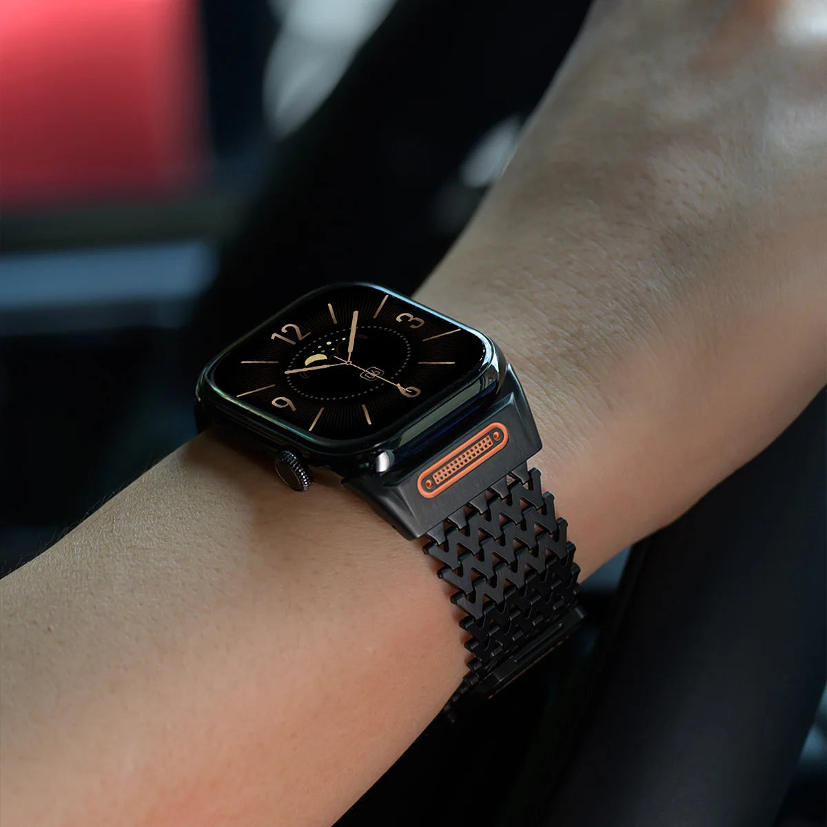 Secure magnetic clasp smartwatch band for daily wear