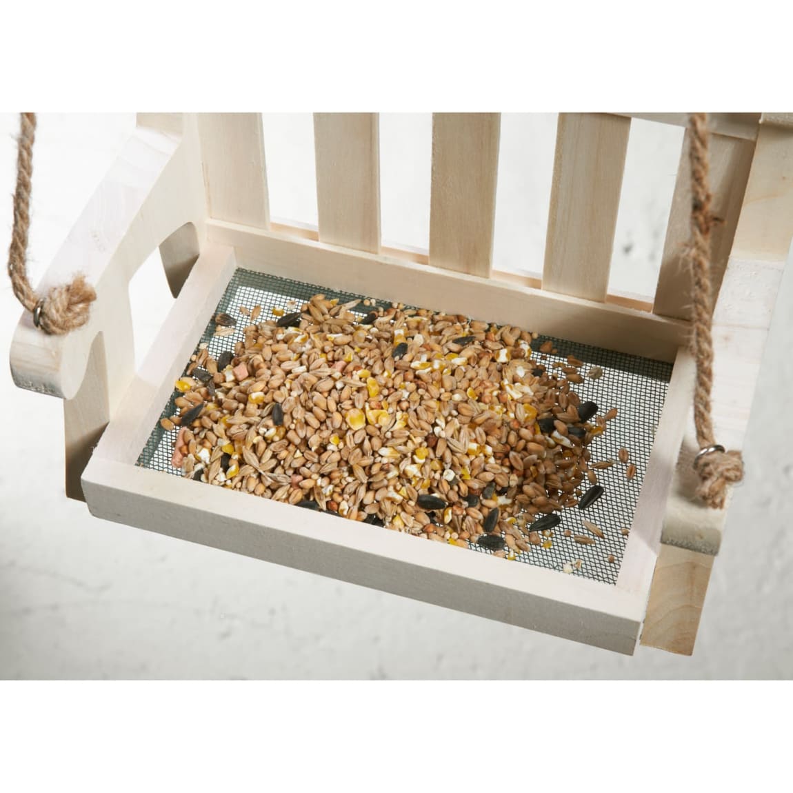 Outdoor bird feeding station for attracting local wildlife