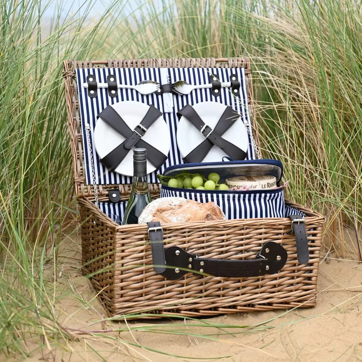 Outdoor picnic set with insulated food compartment