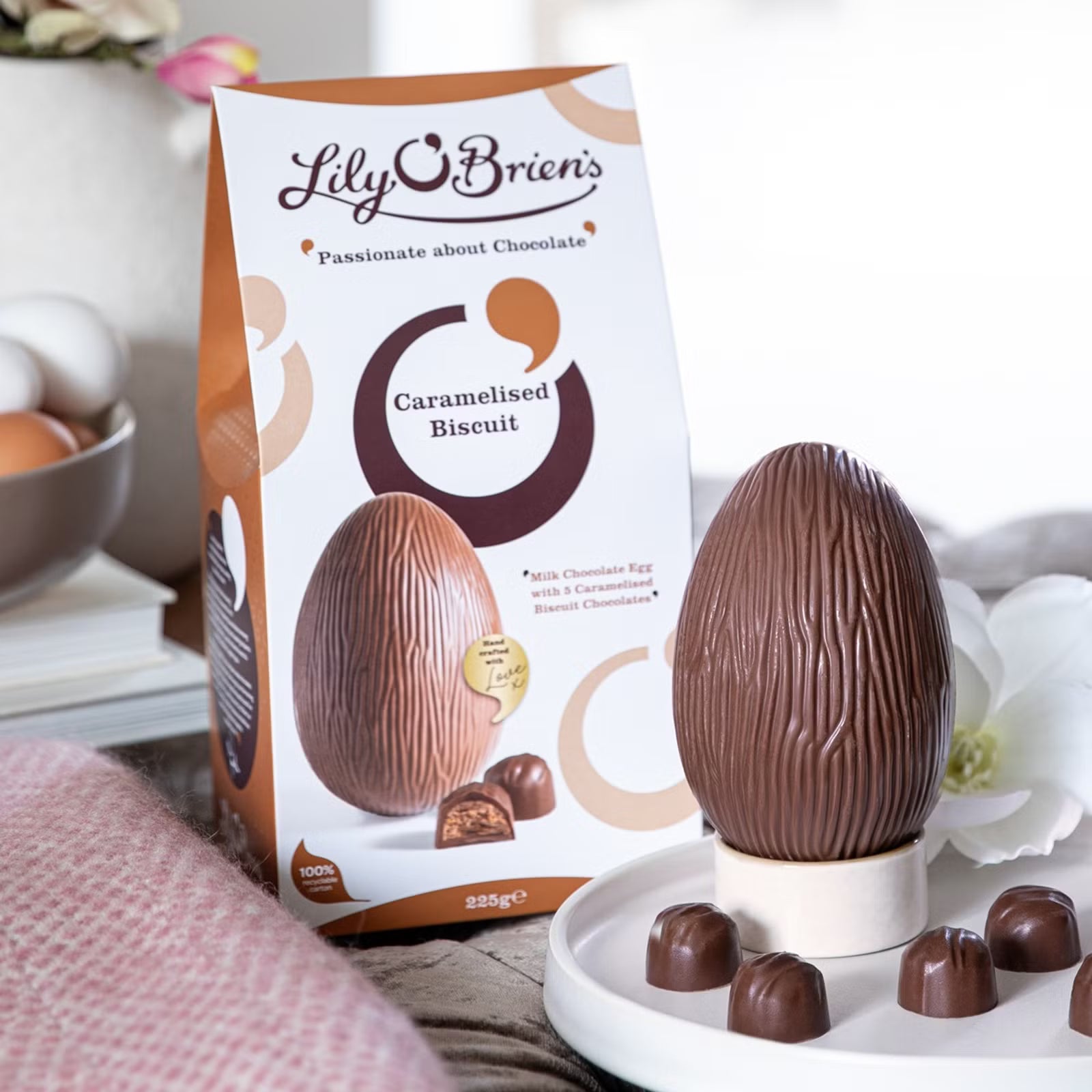 Handcrafted milk chocolate egg with 5 caramelised biscuit chocolates