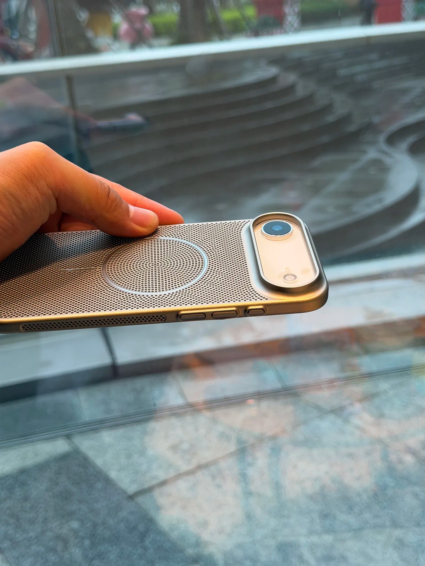 Slim fit magnetic case for everyday iPhone protection