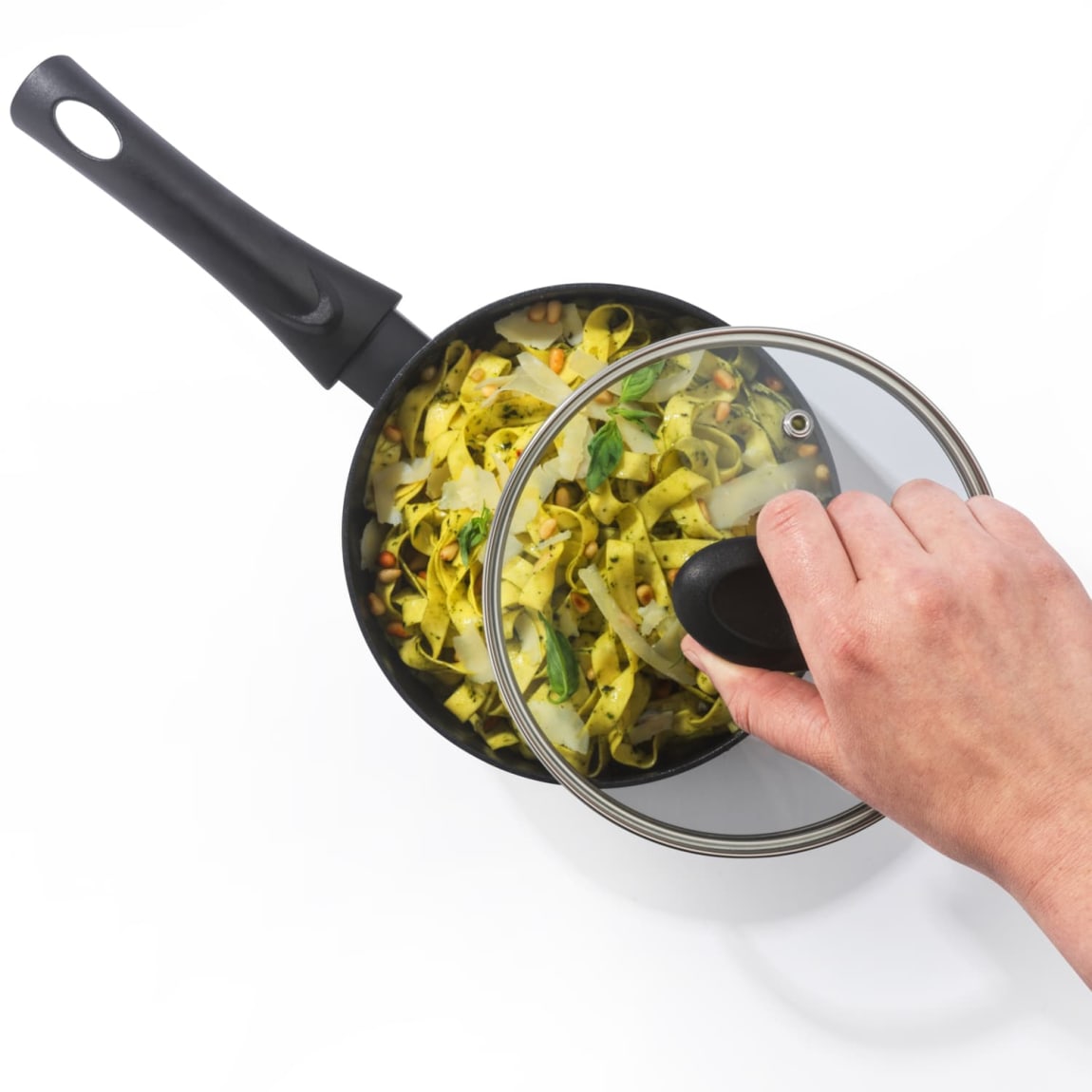 Non-stick aluminium saucepans for everyday family cooking