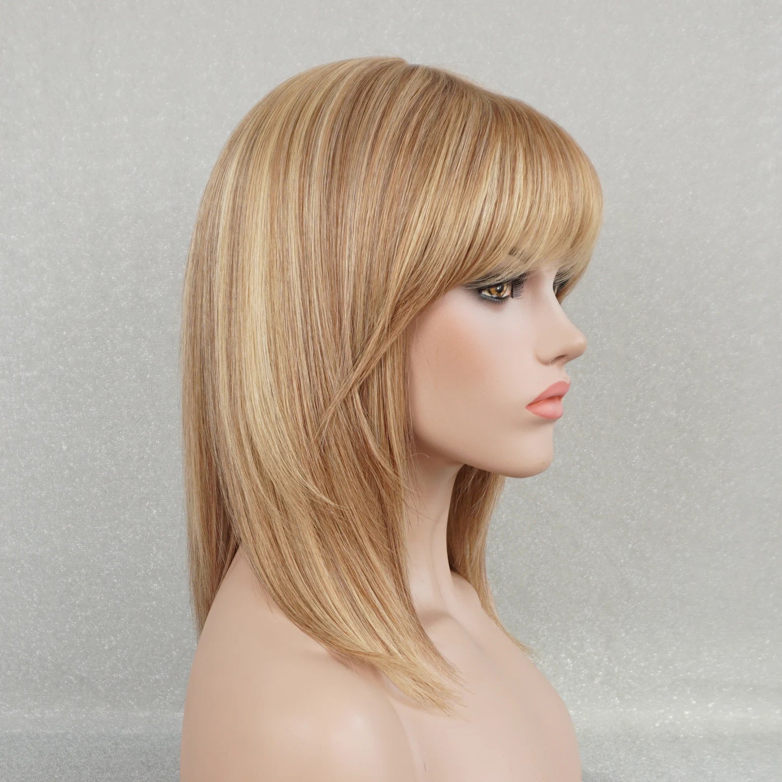 Customisable medium blonde wig with soft wispy bangs