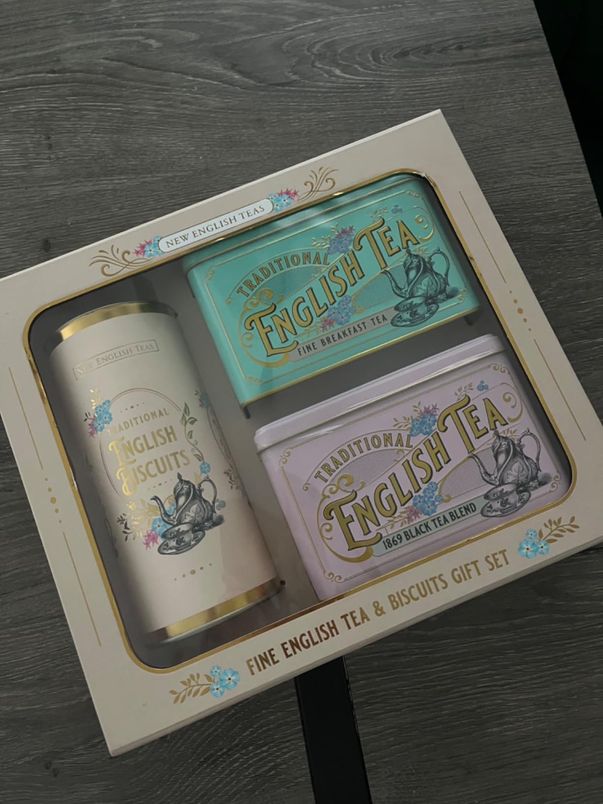 Victorian-inspired gift set featuring English teas and crunchy biscuits