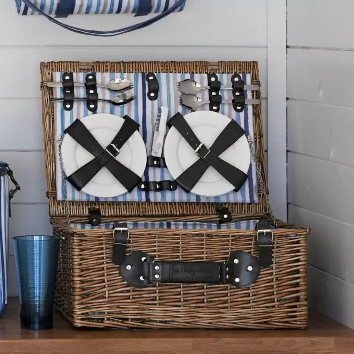 Navigate picnic basket with plates and glasses included